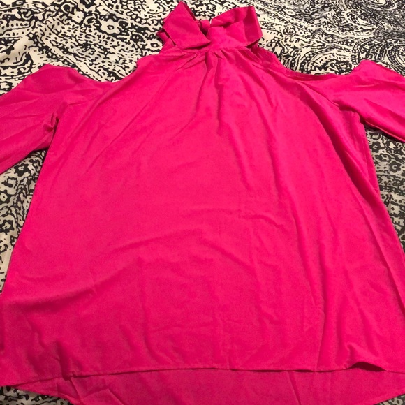 Long sleeve cold shoulder shirt. - Picture 4 of 7